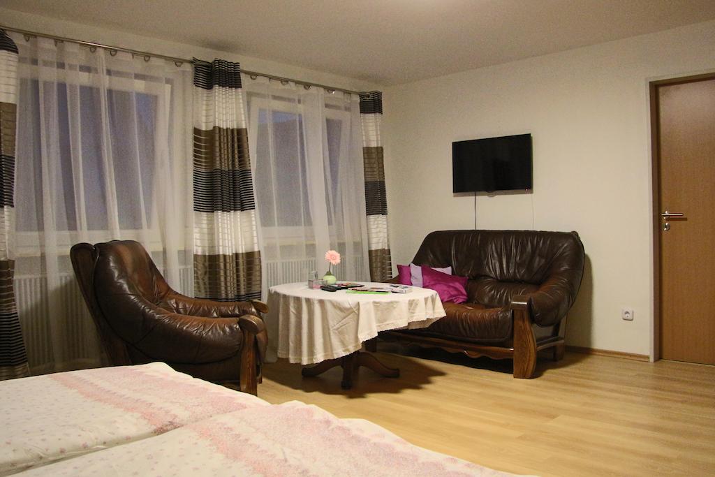 Hotel Am Schloss Neuenstein Room photo