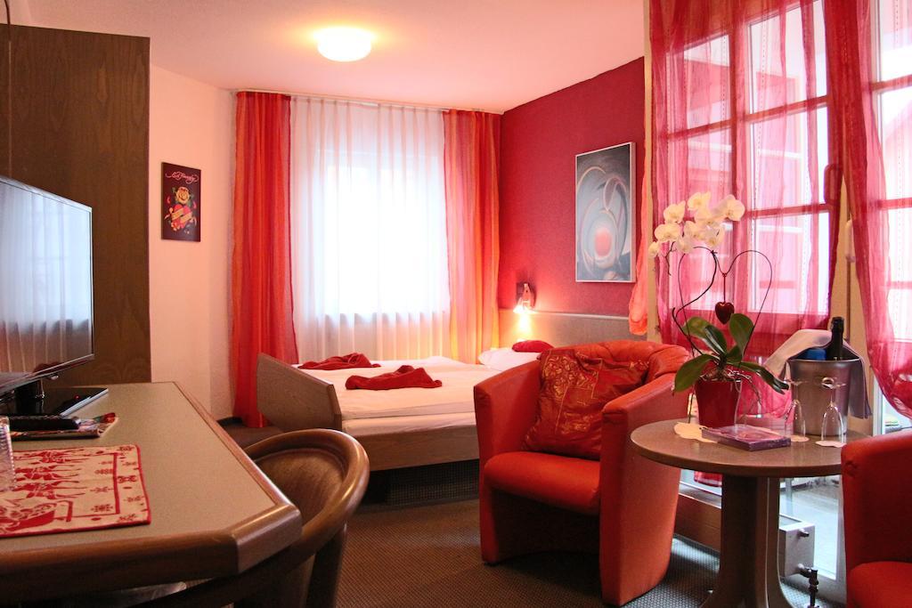 Hotel Am Schloss Neuenstein Room photo